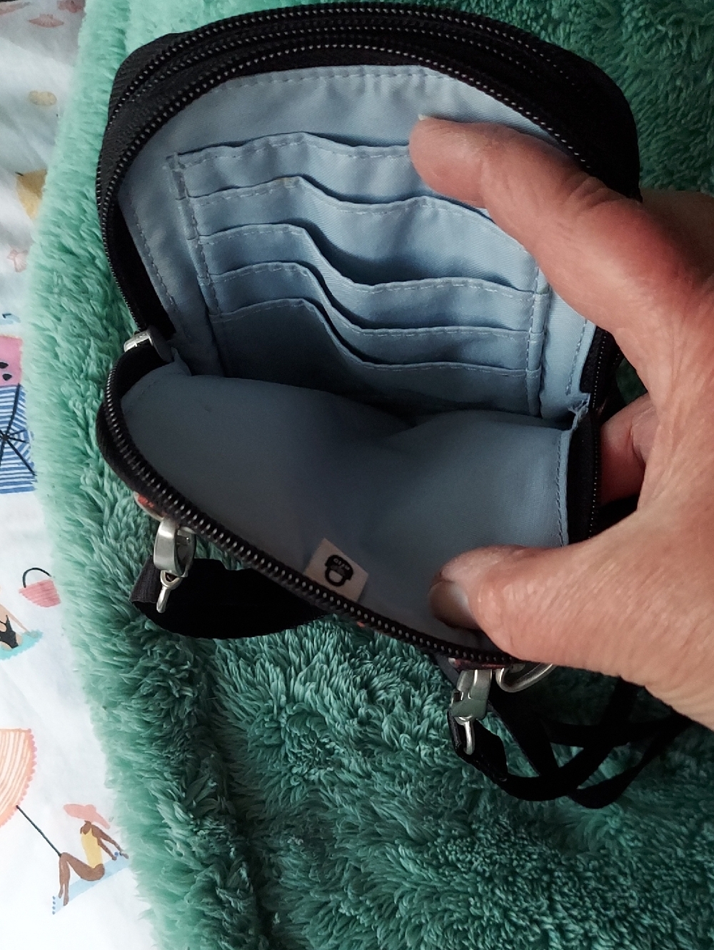 Baggallini Crossbody With RIFD - Picture 7 of 9